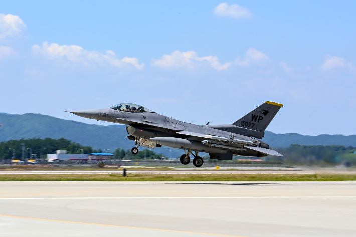  청주기지에서 이륙하고 있는 美 공군의 F-16 전투기. 국방부 제공 