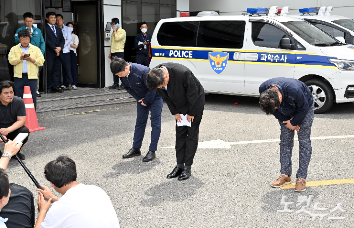 지난 25일 화성시 서신면 리튬전지 공장인 아리셀에서 박순관 에스코넥 대표가 23명의 사망자를 낸 사고가 발생한 것에 대해 고개숙여 사과하는 모습. 화성=박종민 기자