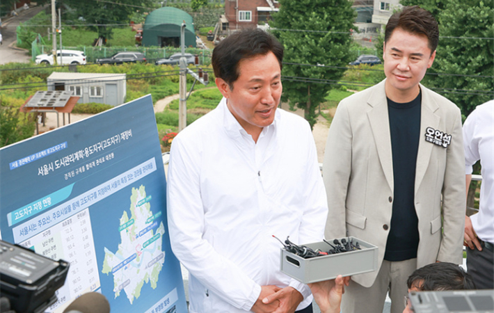 오세훈 서울시장과 오언석 도봉구청장이 2023년 6월 30일 덕성여대 차미리사기념관에서 북한산 주변 고도지구 현황 및 재정비 확인 현장에서 발언하고 있다. 도봉구 제공 