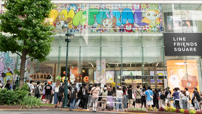 26일 도쿄 라인 프렌즈 스퀘어에 열린 뉴진스의 '슈퍼내추럴 팝업'을 보러 온 관람객이 길게 줄 서 있는 모습. IPX 제공