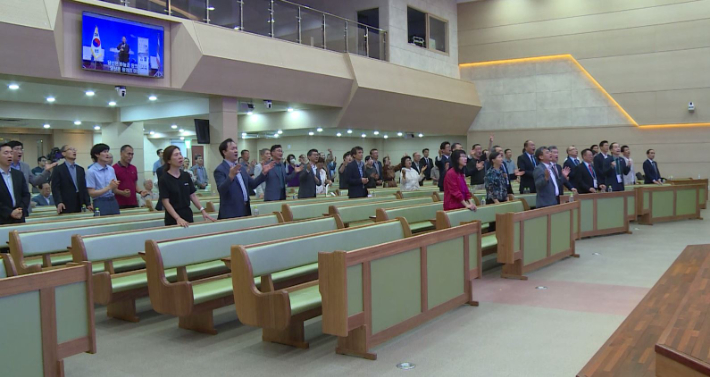 부산성시화운동본부가 6.25 한국전쟁 74주년을 맞아 25일, 브니엘교회에서 2024목사장로(부부)기도회를 열었다.