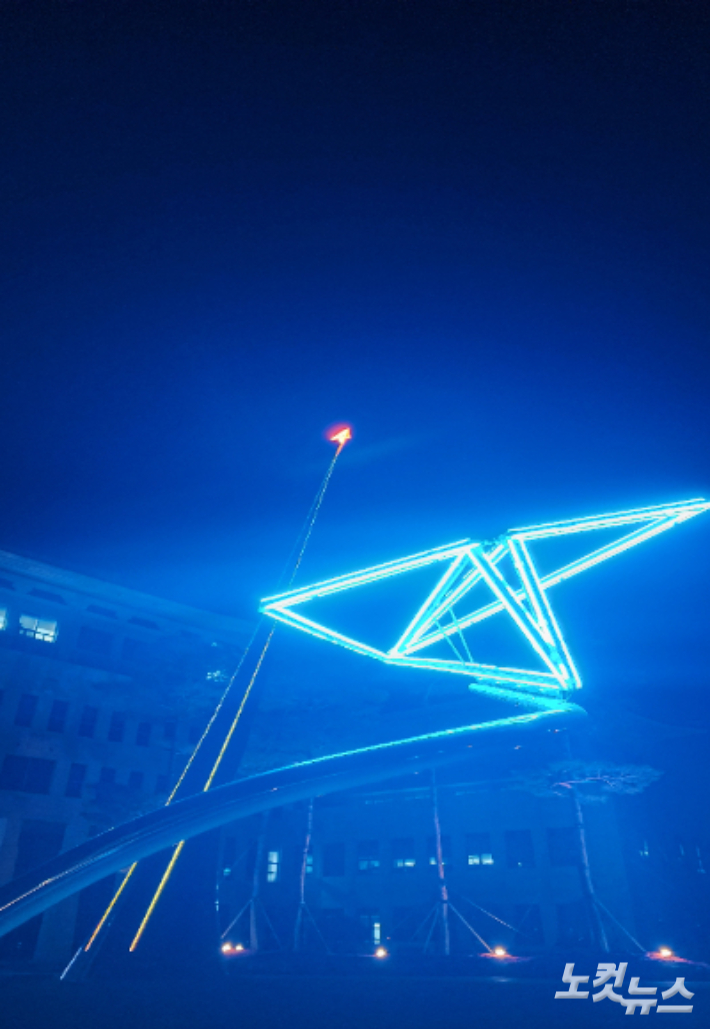 경북도청앞에 설치된 비상하는 대구경북공항 상징물이 밤하늘을 밝히고 있다. 이규현 기자