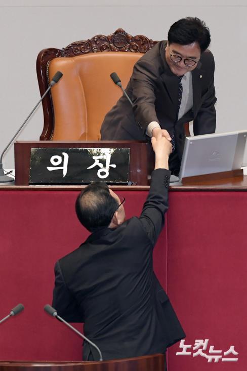 악수하는 우원식 국회의장-주호영 국회부의장