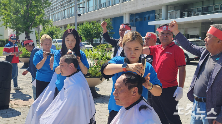 광주지역 소상공인들이 광주시청 앞에서 삭발식을 하며 복합쇼핑몰 3개 동시 추진에 반발하고 있다. 최창민 기자