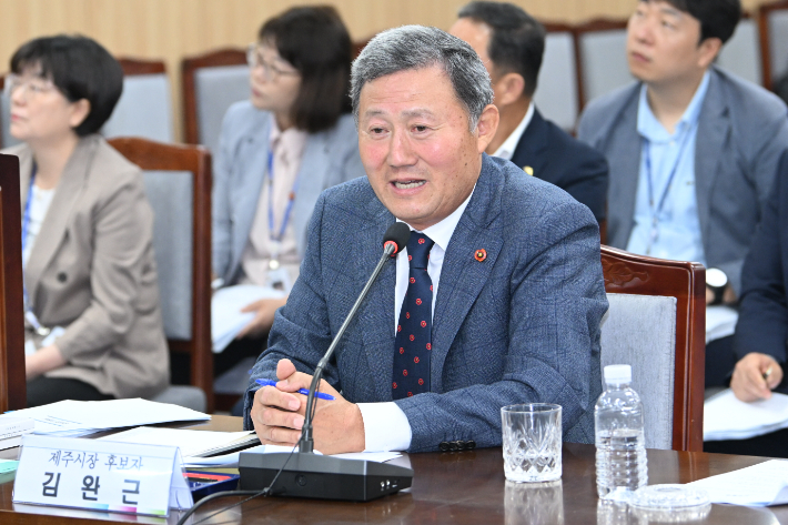 김완근 제주시장 후보자가 27일 도의회 인사청문회에 참석해 답변하고 있다. 제주도의회 제공