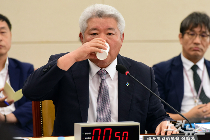 김홍일 방송통신위원장이 물을 마시고 있다. 윤창원 기자