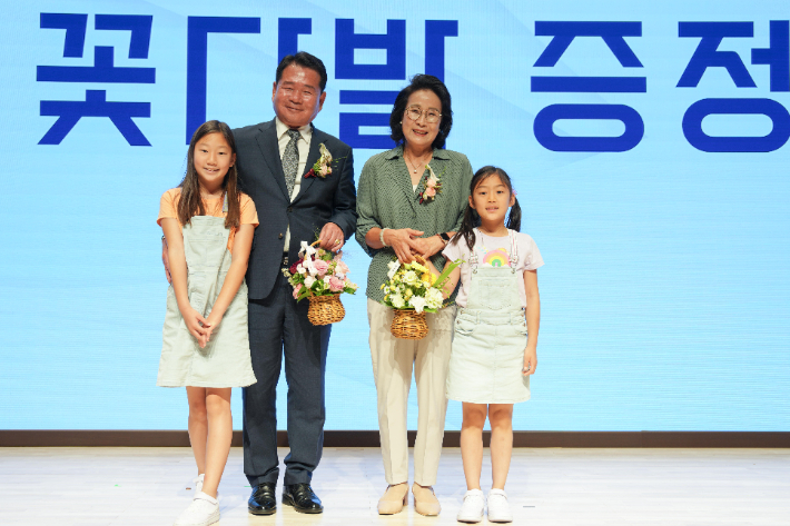 27일 신경호 강원도교육감과 배우자 한미숙 여사가 손녀들과 '강원특별자치도교육청 출범 1주년 및 교육감 취임 2주년 기념행사 기념촬영을 했다. 강원도교육청 제공