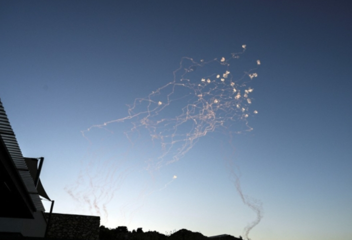 헤즈볼라가 이스라엘 북부를 향해 발사한 로켓이 이스라엘 방공망에 요격되는 모습. 연합뉴스