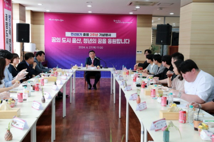 김두겸 울산시장이 27일 울산대학교에서 청년들과 '브라운 백미팅'을 갖고 있다. 울산시 제공