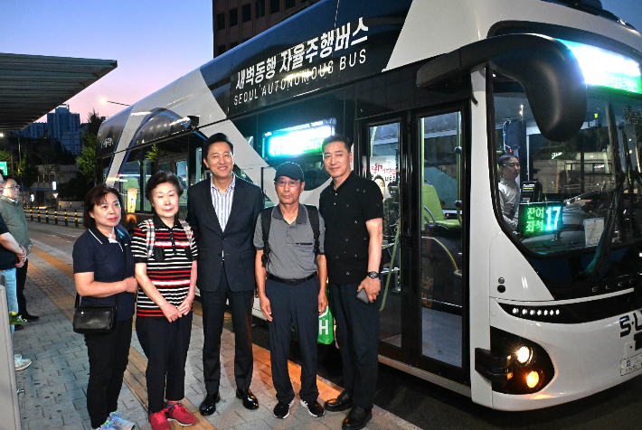 새벽 근로자분들과 자율주행버스에 동승한 오세훈 서울시장. 서울시 제공 
