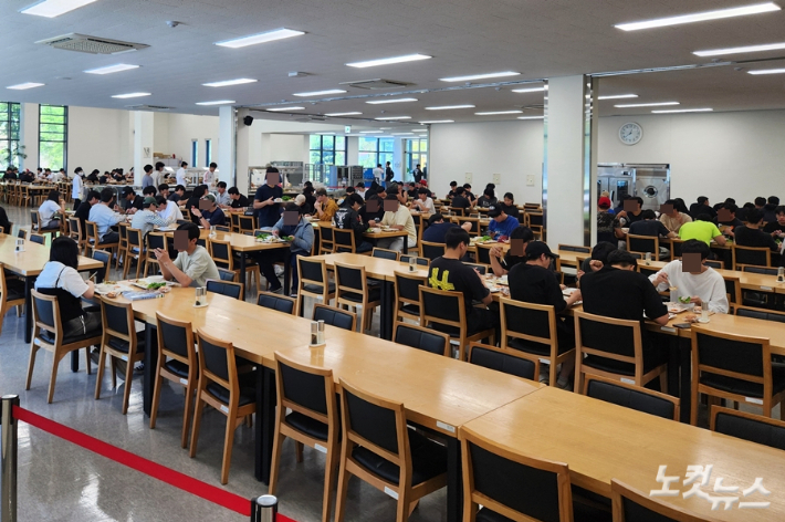 국립한국농수산대학교 학생들이 교내 학생식당을 이용하고 있다. 송정훈 기자
