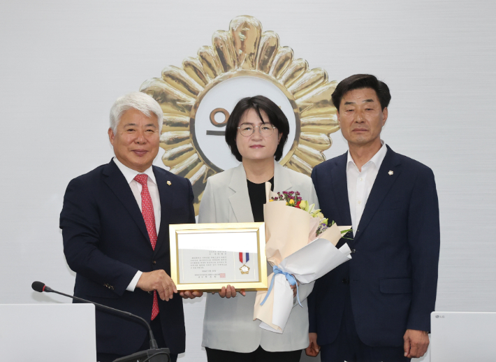 백인규 의장, 박희정 의원, 김일만 부의장(왼쪽부터). 포항시의회 제공