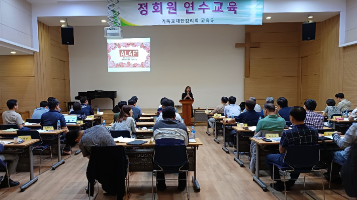 기독교 대한감리회 정회원 연수교육에서 에이랩아카데미 김지연 대표가 특강을 하고 있다. 에이랩아카데미 제공