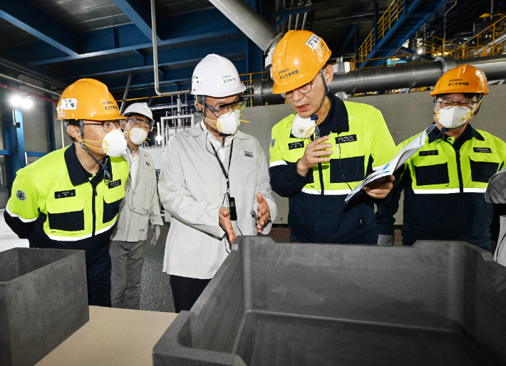 최상목 경제부총리 겸 기획재정부 장관이 지난 24일 세종시 포스코퓨처엠 세종공장을 방문해 생산공정을 둘러보며 관계자의 설명을 듣고 있다. 기획재정부 제공