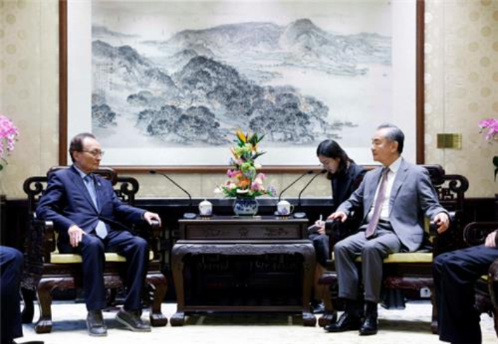  베이징에서 만난 이해찬 전 총리(왼쪽)와 왕이 중국 외교부장. 연합뉴스