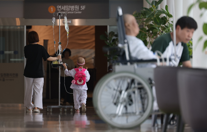 의정갈등이 이어지고 있는 30일 오전 서울 시내 한 대형병원에서 한 아이가 보호자와 함께 이동하고 있다. 연합뉴스
