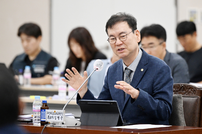 김형균 부산테크노파크 원장이 부산시의회 공공기관장후보인사검증특위에서 답변하고 있다. 부산시의회 제공