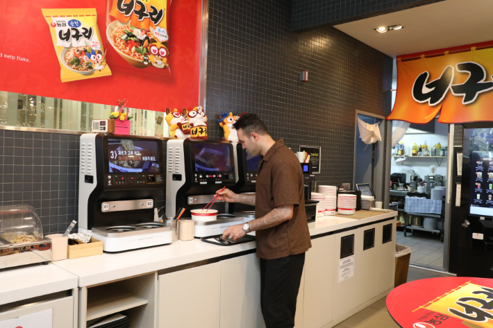 농심 명동 너구리의 라면가게에서 외국인이 라면을 조리하고 있다. 농심 제공