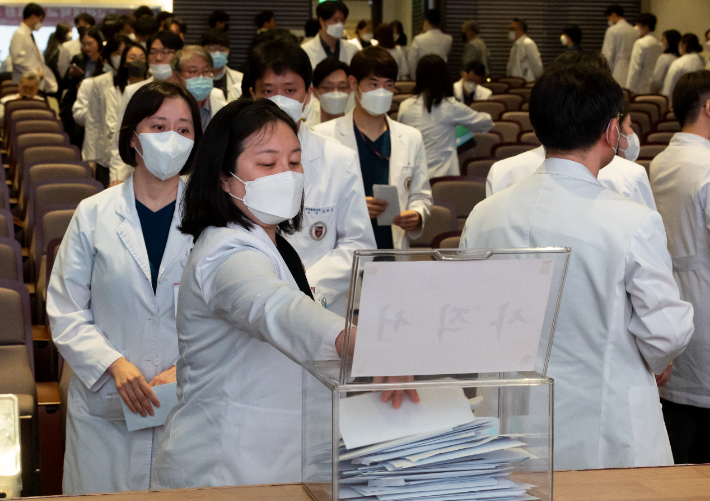 '고려대학교 의료원 교수 총회'에서 교수들이 사직서를 제출하는 모습. 연합뉴스
