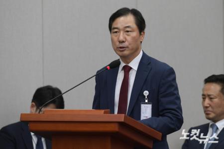 윤재순 총무비서관이 1일 서울 여의도 국회에서 열린 운영위원회 전체회의에서 업무보고를 하고 있다.