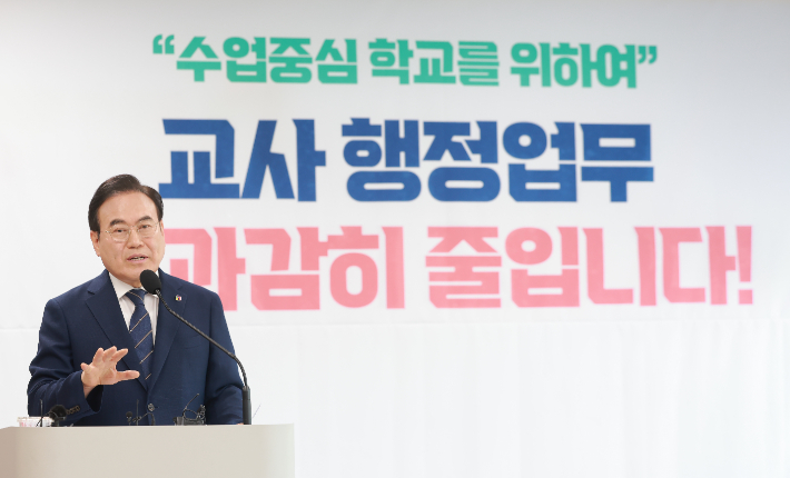 서거석 전북교육감이 지난 5월 23일 기자회견을 열어 교사 행정업무 경감을 위한 종합대책을 발표하고 있다. 전북교육청 제공