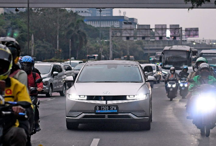 아이오닉5가 인도네시아 도로 위를 달리는 모습. 현대차 제공