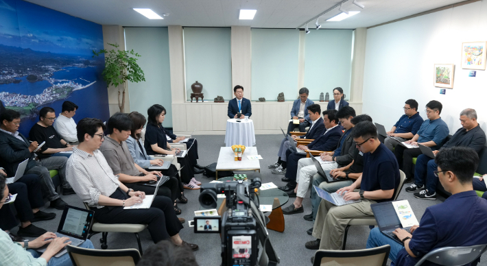 오영훈 제주지사가 1일 도청 소통회의실에서 취임 2주년 기자간담회를 가졌다. 제주도 제공