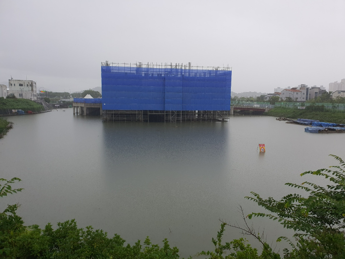 지난해 여름철에도 공사 현장이 물에 잠겨 있다. 독자 제공 