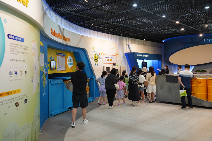 사회복지법인 송죽원 원아들이 한국원자력환경공단 홍보관인 코라디움을 견학하고 있다. 공단 제공