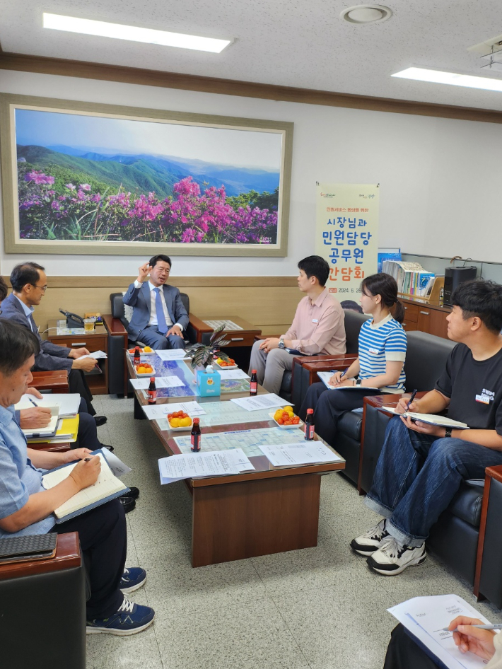 정인화 광양시장은 지난 달 26일 광양읍사무소를 찾아 민원 처리 담당 공무원과 간담회를 개최했다. 광양시 제공 