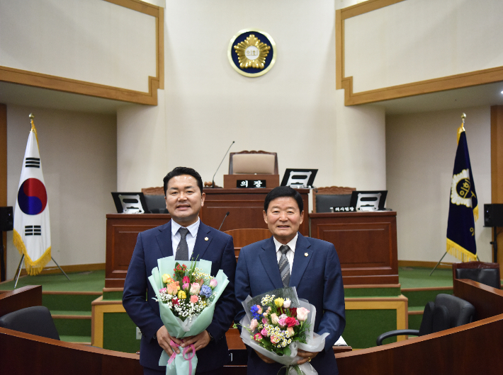 오른쪽부터 김영호 의장, 박흥식 부의장. 음성군의회 제공