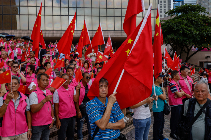 홍콩 반환 27주년인 1일 친중 성향 홍콩 주민들이 오성홍기를 흔들고 있다. 연합뉴스
