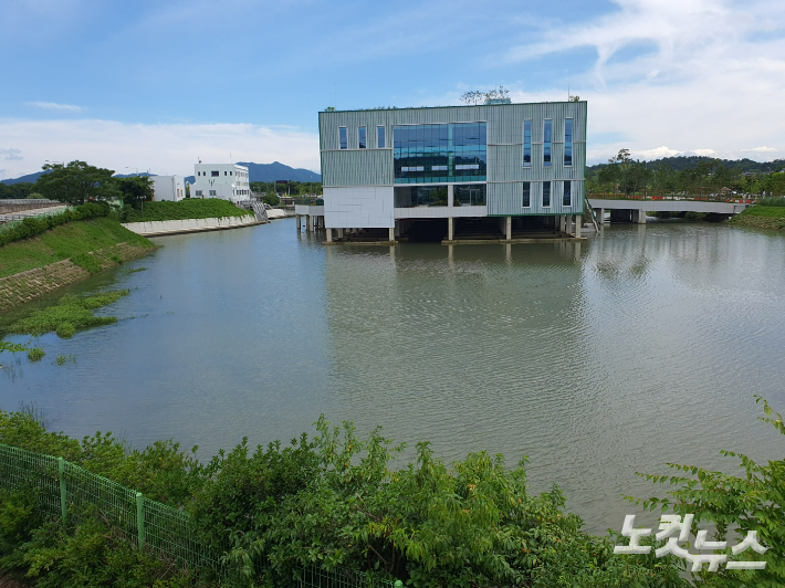 물바다 위에 건축하고 있는 도서관·체육관. 좌측 흰색 건물이 풍덕 배수 펌프장. 고영호 기자