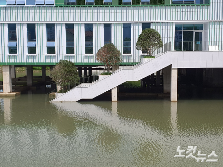 도서관·체육관 건물 옆 계단 아래가 물에 잠겨 있다. 고영호 기자