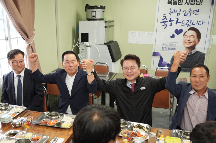 1일 오전 7시 20분 육동한 춘천시장은 취임 2주년을 기념해 춘천 시민버스 직원을 만나 조찬 간담회를 가졌다. 춘천시 제공  