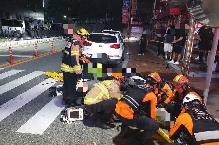 지난 1일 오후 10시 16분쯤 강원 속초시 조양동의 한 교차로에서 40대 A씨가 몰던 티볼리 차량이 앞서가던 오토바이를 들이받았다. 강원소방본부 제공