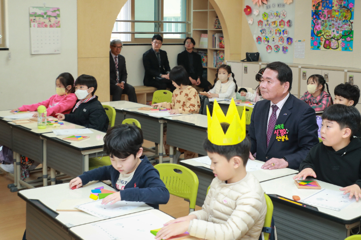 신경호 강원특별자치도교육감과 김진태 강원특별자치도지사가 지난 3일 춘천 퇴계초등학교 늘봄교실 일일강사로 나섰다. 강원특별자치도교육청 제공