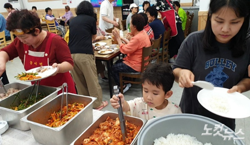 석화마을 공동급식 모습. 송정훈 기자