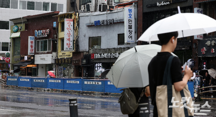 2일 오전 지난밤 대형 교통사고가 발생한 서울 중구 시청역 7번 출구 인근 사고 현장. 1일 밤 발생한 이 사고로 모두 9명이 숨지고 4명이 다쳤다. 사망자 9명 중 6명은 현장에서 사망했고, 3명은 심정지 상태로 병원에 이송됐다가 사망 판정을 받았다. 황진환 기자