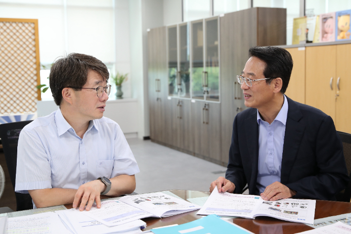 강진원 강진군수(오른쪽)가 지난 1일 기획재정부 김동일 예산실장을 만나 강진군의 2025년 정부예산안 사업 반영을 위해 설명하고 있다. 강진군 제공 