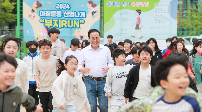 서거석 전북교육감이 지난 4월 30일 전주북초등학교를 찾아 학생들과 '아침운동 신명나게' 프로그램에 참여했다. 전북교육청 제공