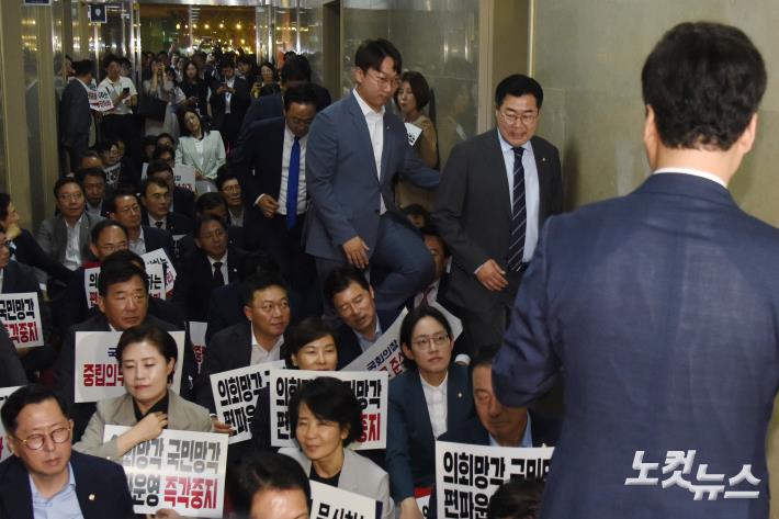 농성 중인 국민의힘 의원들을 지나는 민주당 박찬대 원내대표