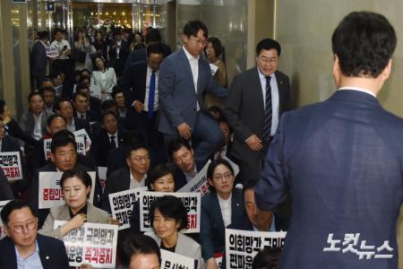 농성 중인 국민의힘 의원들을 지나는 민주당 박찬대 원내대표