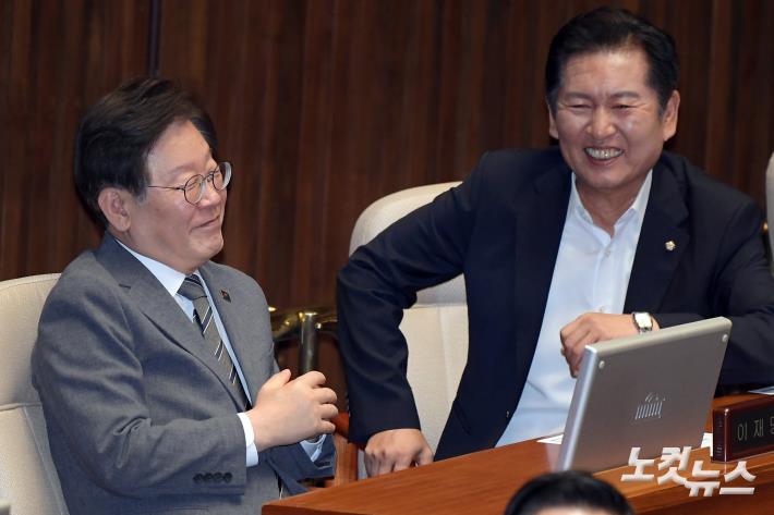 환하게 웃는 이재명 대표-정청래 최고위원