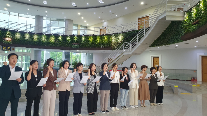 더불어민주당 소속 여성 시·구 의원 일동이 A 의원의 사퇴를 촉구하고 있다. 민주당 제공