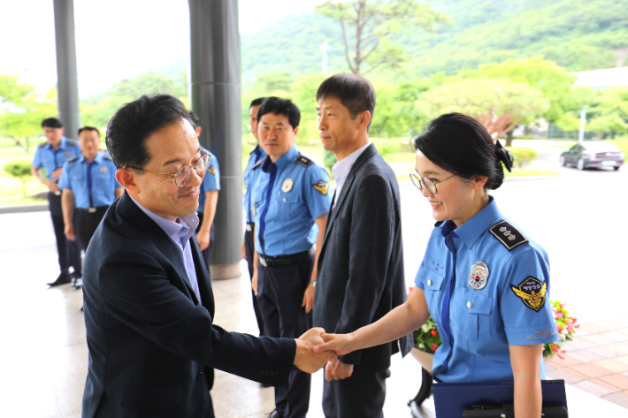 한상철 신임 해양경찰교육원장이 2일 직원들과 인사를 나누고 있다. 해경교육원 제공