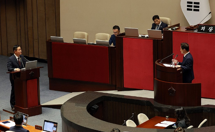 더불어민주당 박범계 의원이 2일 국회에서 열린 본회의에서 신원식 국방부 장관에게 대정부 질문을 하고 있다. 연합뉴스