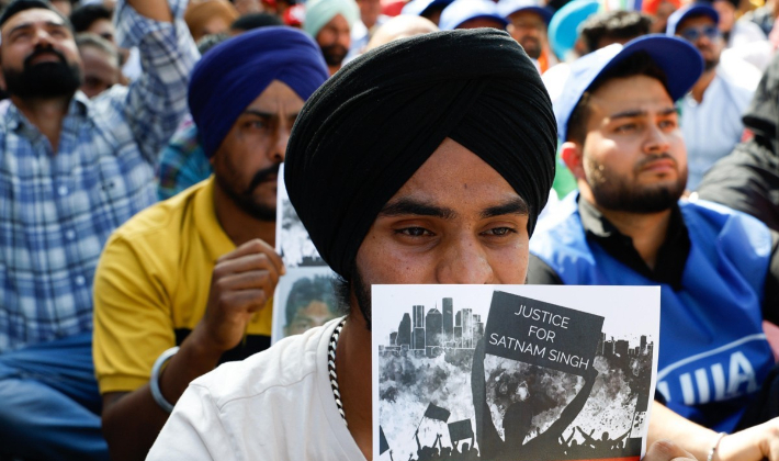 6월 26일(현지시간) 이탈리아 로마 남부 라티나에서 인도인 이주 노동자 사남 싱의 사망 사건에 분노한 사람들이 시위를 벌이고 있다. 연합뉴스