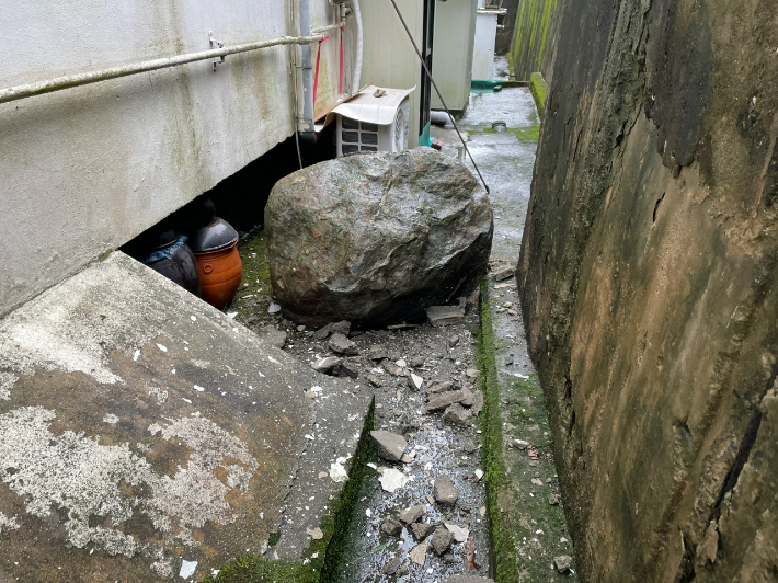 2일 오후 2시쯤 부산 사하구 당리동의 한 뒷산에서 바위가 굴러 떨어져 아파트 외벽을 덮쳤다. 부산 사하구 제공