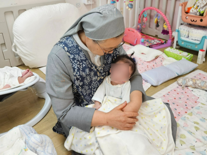 외국인 부모에게 버려진 중증장애아 '동민이'…출생신고조차 안돼